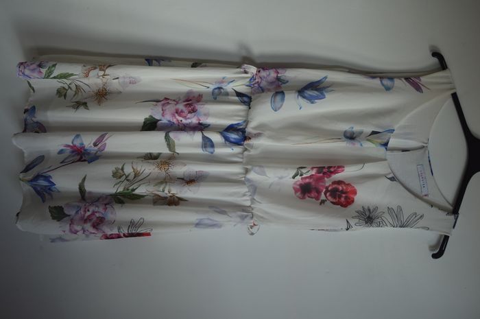 Robe LolaLiza 46 (taille très petit) – imprimé floral sur fond blanc, coupe fluide