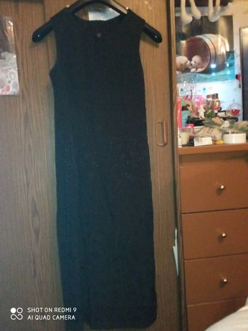 Robe longue noire fendue sur les côtés