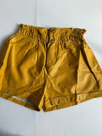 Short simili cuir moutarde en très bon état taille 34-36