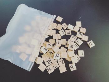Lettres bois pour écrire mots syllabes sons