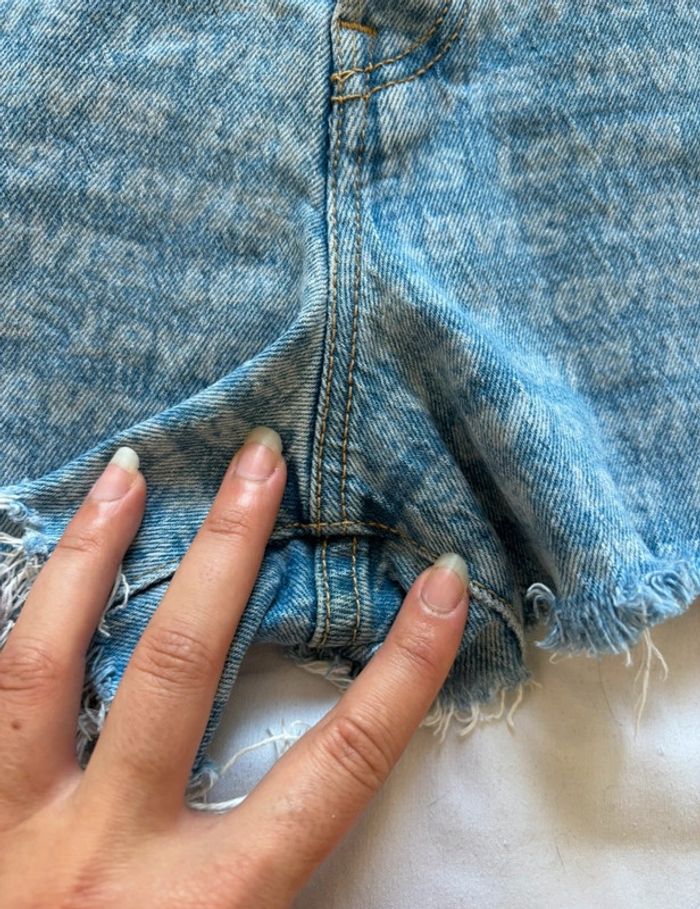 Short Levi’s Ribcage mini court W27 taille haute 36/38 S/M effet frangé imprimé logo bleu clair - photo numéro 3