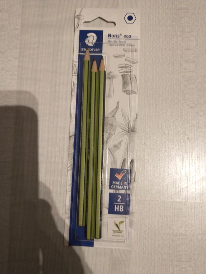 Trois crayons à papier 2 HB Staedtler