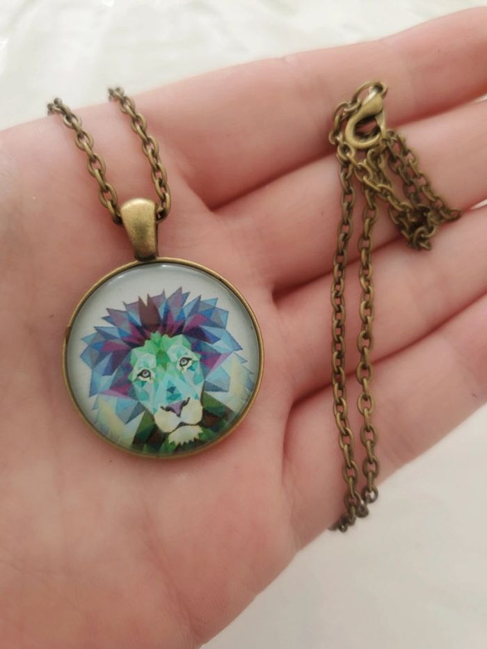 Collier coloré lion