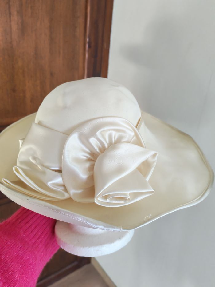 Chapeau de cérémonie couleur écru avec nœud accessoire vintage - photo numéro 1
