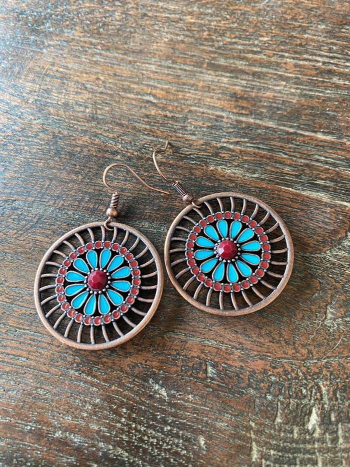 Magnifique paire de boucles d’oreilles avec fleurs colorées - photo numéro 2