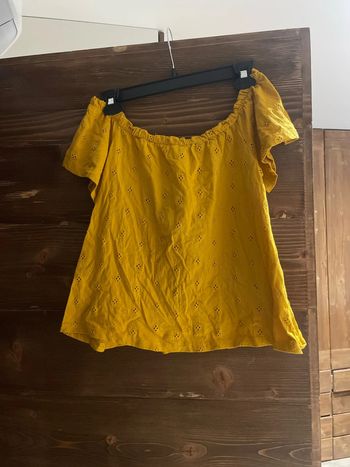 Top moutarde broderie anglaise