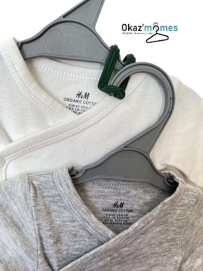 LOT DE 2 bodies croisés en coton bio (blanc et gris) - H&M naissance (50cm) - photo numéro 3