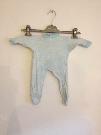 Grenouillère bébé à rayures bleues et blanches