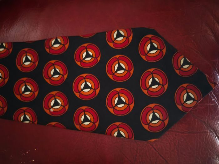 Cravate est très originale