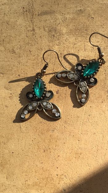 Superbe paire de boucles d’oreilles verte et dorée