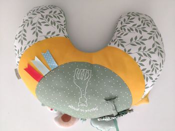 Coussin demi-lune Sophie la girafe