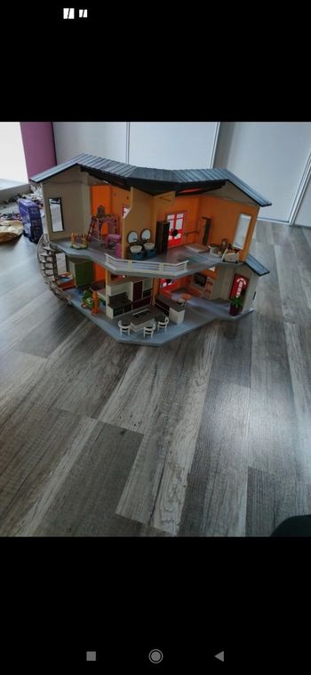 Maison moderne + différentes pièces