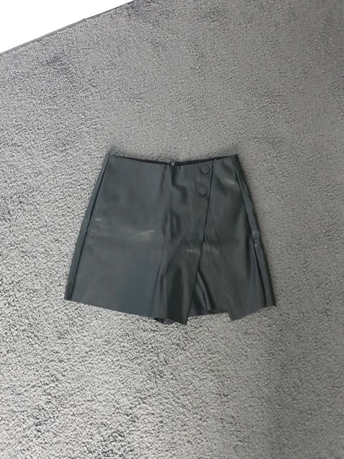 Jupe short en simili cuir noir