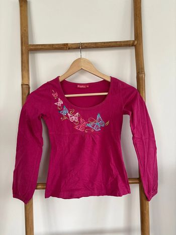 t-shirt rose à manches longues et papillon taille 9/10 ans