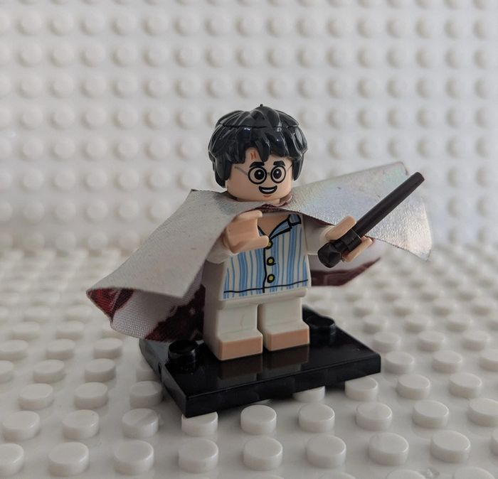 Figurine Harry Potter et sa cape d'invisibilité V3 , style lego