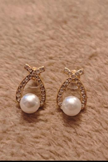 Magnifique paire de boucles d’oreilles doré avec perle nacrée neuve bijou chic soirée Mariage