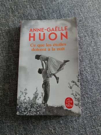 Ce que les étoiles doivent à la nuit