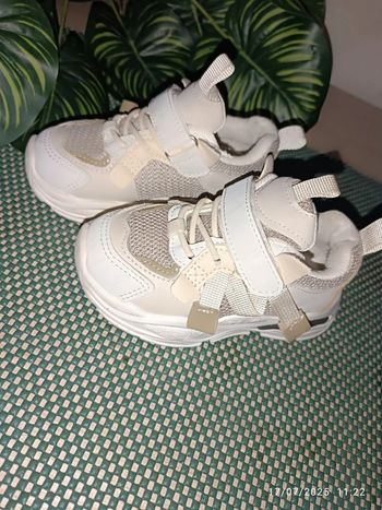 🔸Basket mixte blanche et beige. Taille 25. Très bonne état🔸
