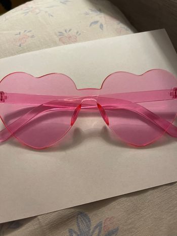 Lunettes en forme de cœur rose fluo