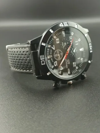 Montre noire argentée, homme style sport