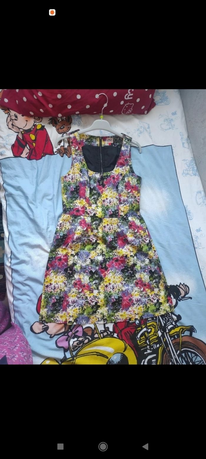 Robe fille en excellent état taille 38,12 /13 ans