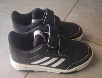 Baskets Adidas noires et blanches