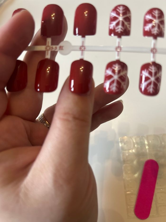Press-on nails / Faux ongles x 24 NEUFS pour femme thème Noël 🎄☃️ couleurs rouge et blanc - photo numéro 2