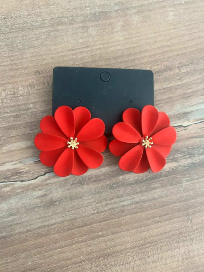 Boucles d’oreilles fleurs rouge neuve Diamètre environ 4cm