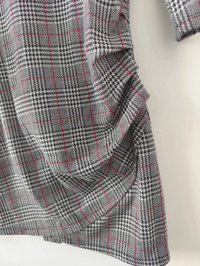 Robe courte et moulante gris/blanc/noir rectilignes taille 38 Mango - photo numéro 3