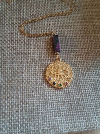 Collier médaillon oeil et pierre de rubis sur zoisite