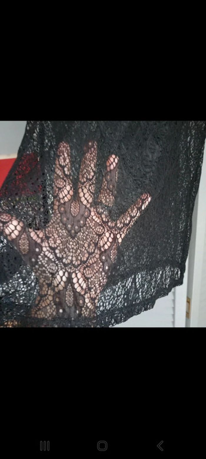 Haut noir en dentelle - photo numéro 2