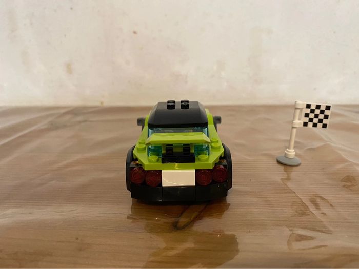 Voiture de course Lego couleur vert lime, noir et doré. Avec sa pilote - photo numéro 4