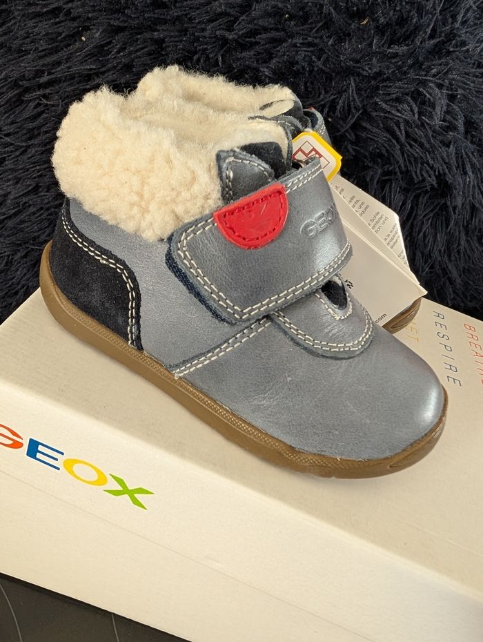Chaussures d'hiver garçon. En cuir et autre cuir. Chaudes. Taille 21. Neuf. Geox