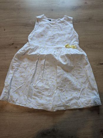 Robe blanche avec fruits