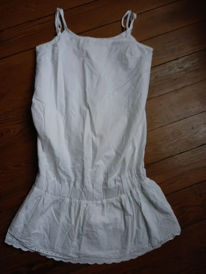 Robe blanche de maternité