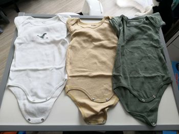 Lot de 3 bodies manches longues (Blanc-Jaune-Vert, Dinosaures) 18 mois (86 cm) Kiabi