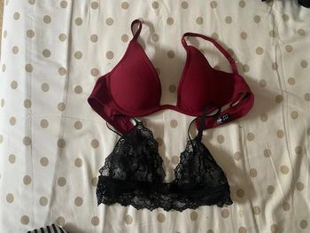 lot de deux. Soutiens-gorge, undiz taille 90B, bordeaux et noir.