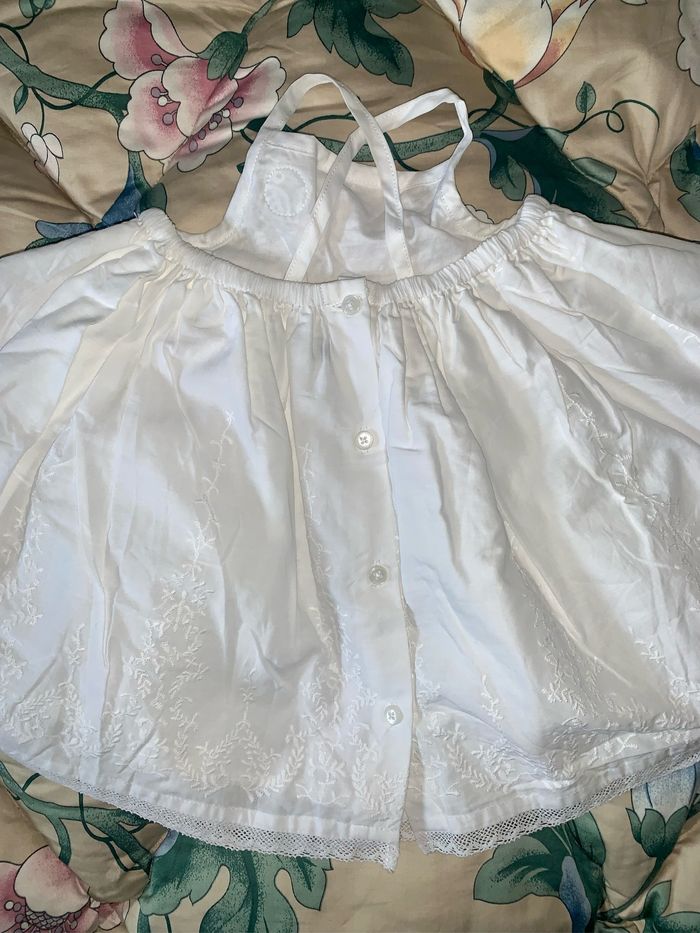 Robes blanches 6 mois. Fichu neuf - photo numéro 3
