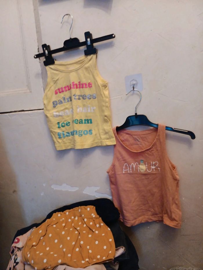 Deux débardeurs correspondant à 2 ans