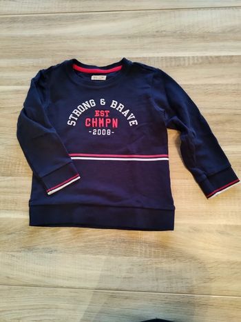 Pull bleu