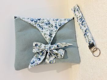 Lot pochette à livre et porte-clés assorti