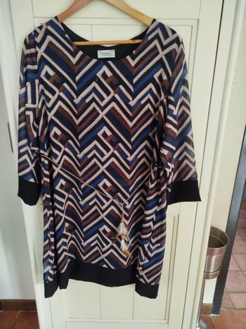 Robe multi couleur avec fine ceinture