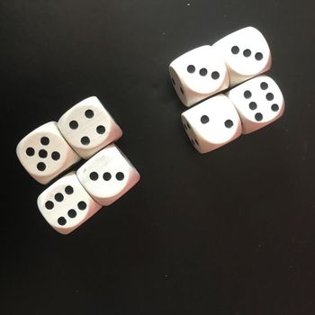 2 lots de 4 dés * prix 1e le lot * kiki60230