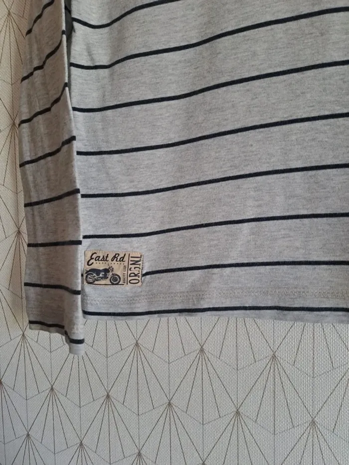 T-shirt à capuche garçon 6-7 ans palomino gris bleu comme neuf - photo numéro 3