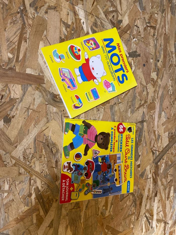 Livre avec autocollant