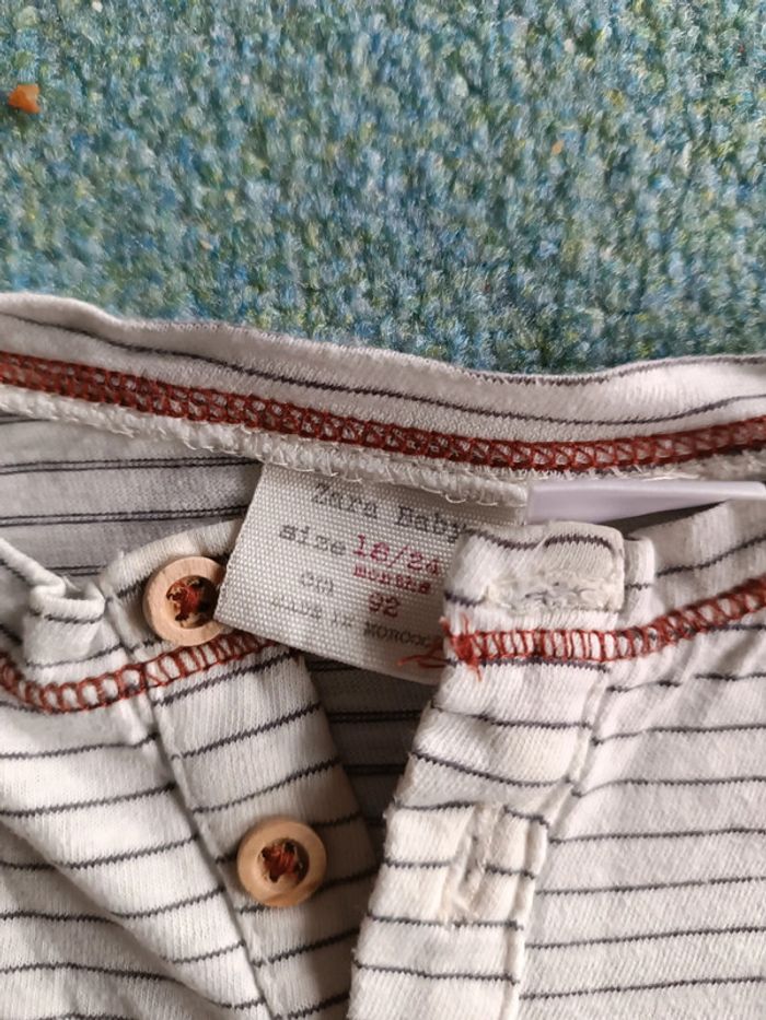 T-shirt manches longues 18 24 mois 92 tâche sur le bras - photo numéro 3