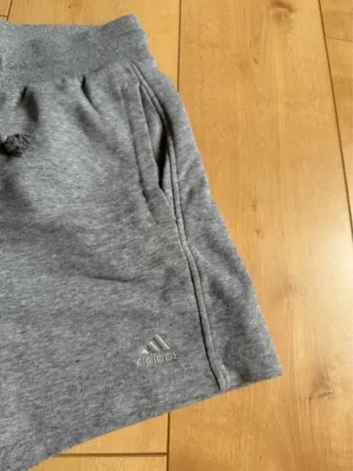 short gris clair Adidas taille S - photo numéro 2
