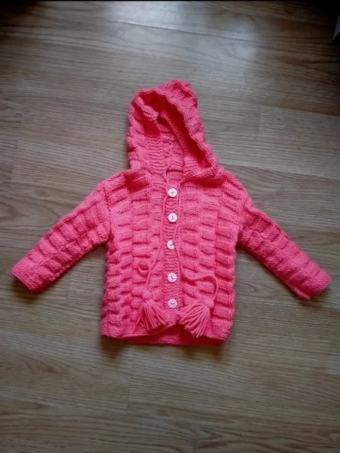 Gilet orange corail. Fait main. Fille. 
Taille 18 24 mois