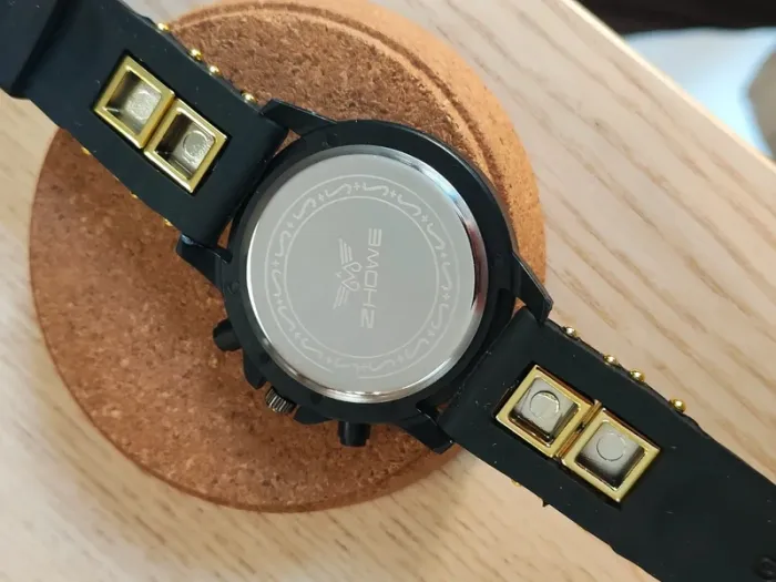 Montre robuste noire, dorée, reliefs, style sport - photo numéro 3