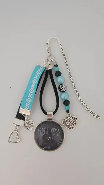 Cadeau humour " petite peste " , bijoux de sac ou marque page